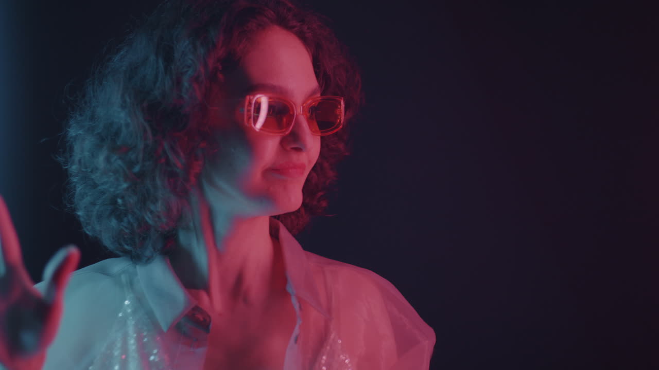 Donna con le luci al neon