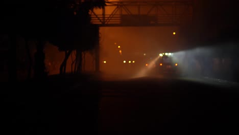 la gente está corriendo a la seguridad, escapando del escenario de protesta en trípoli, líbano