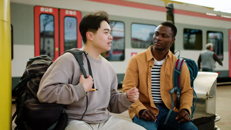 amigos hablando en la estación de tren