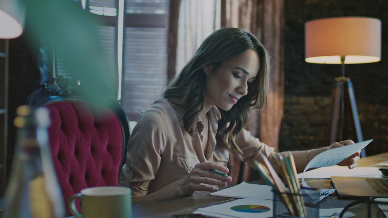 mujer de negocios sonriente bailando en la silla de la oficina. mujer de negocios exitosa