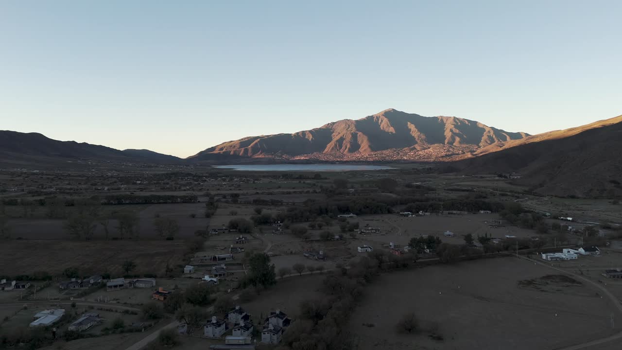 Scatto panoramico del Dique la Pueblo Del Mollar, Tucumán, Tafí del Valle, Argentina