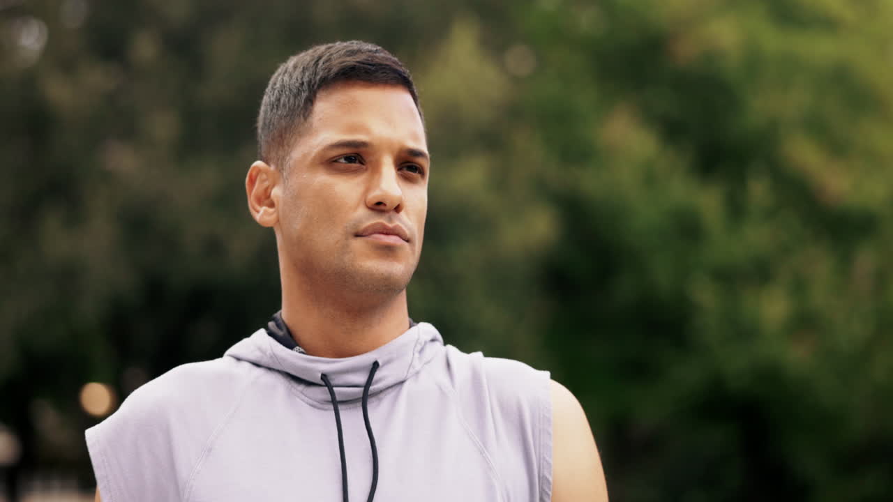 estiramiento de fitness, hombre y al aire libre de un atleta