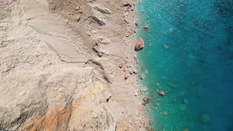 Hermosa-Costa-Rocosa-Desde-Arriba-En-El-Mar-Jónico