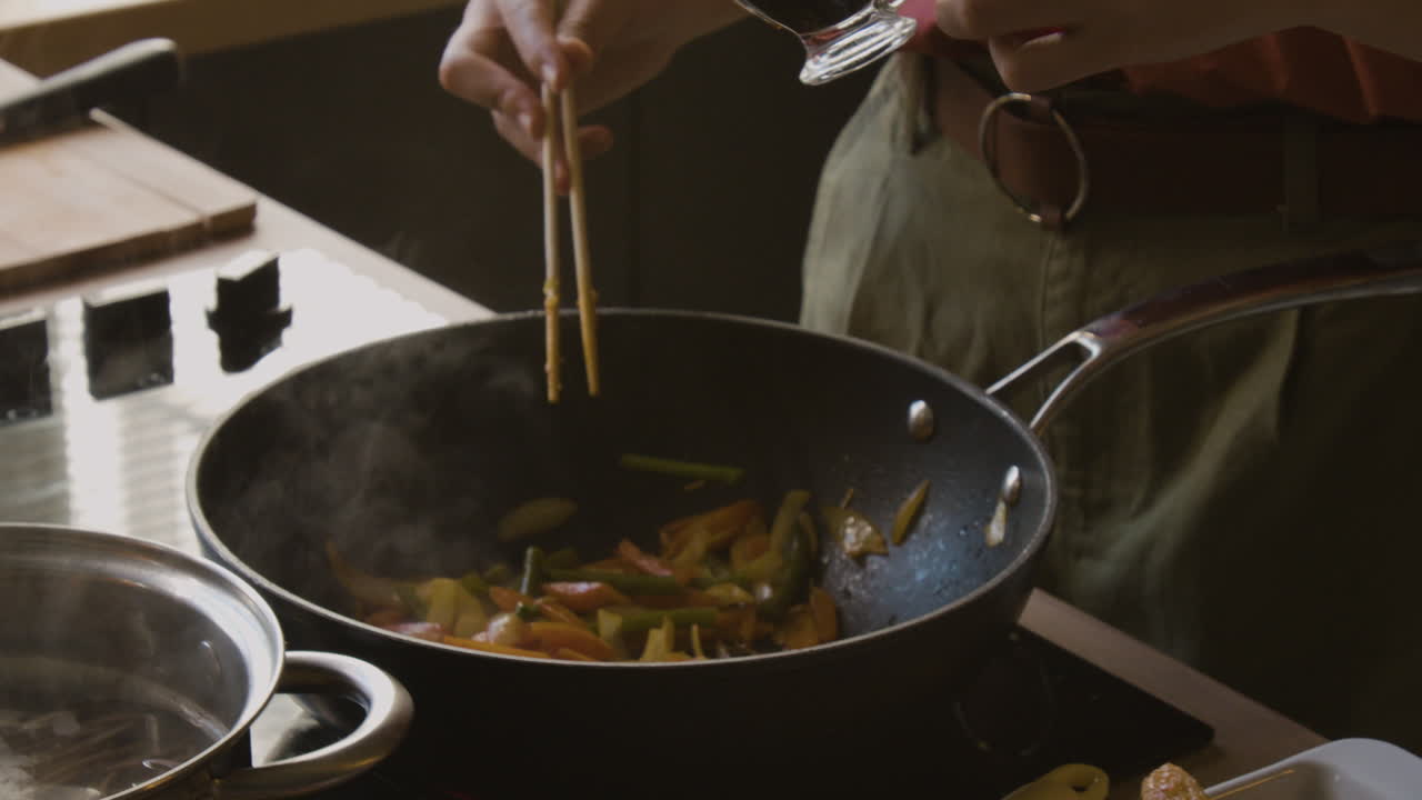 freír verduras en un wok