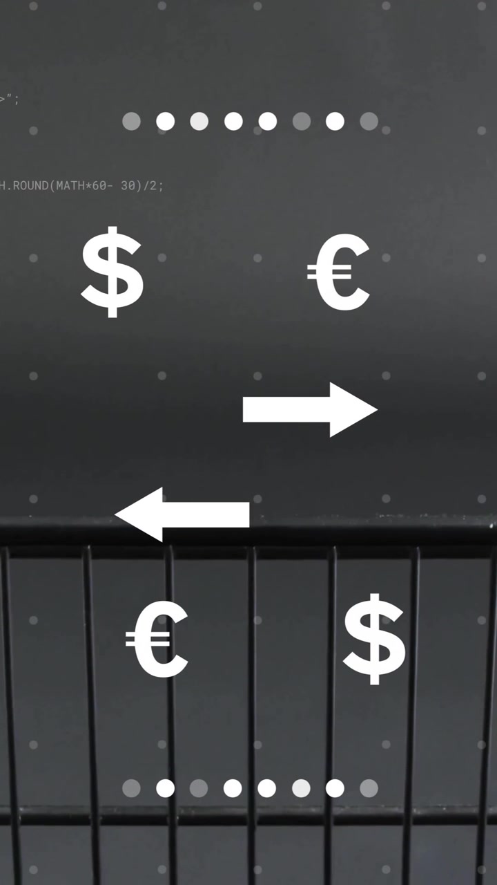 Animazione di simboli di valuta con elaborazione dati su un carrello della spesa su sfondo grigio.