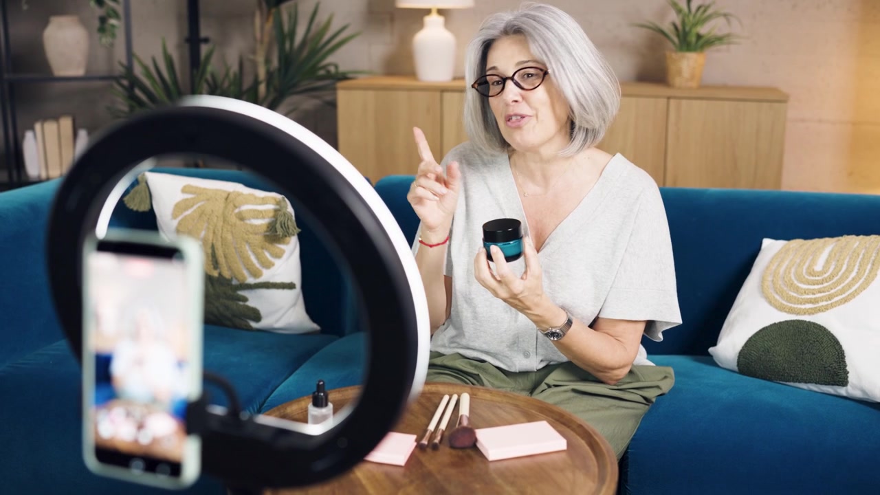 Donna matura che registra una recensione di prodotti di bellezza per i social media