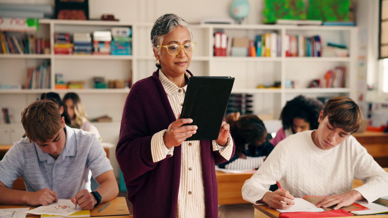maestro en un aula con estudiantes