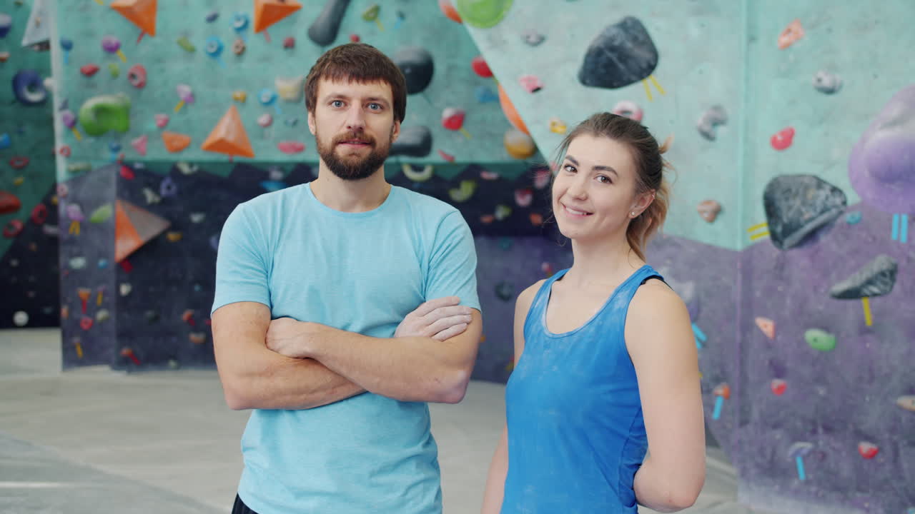 pareja en el gimnasio de escalada