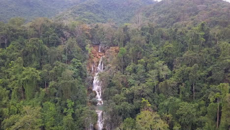 Brumoso-Vuelo-De-La-Jungla-A-La-Espectacular-Montaña-Cansada-Cascada-Kuang-Si