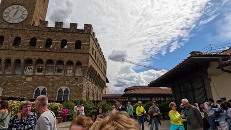 crowd of tourists outside uffizi gallery