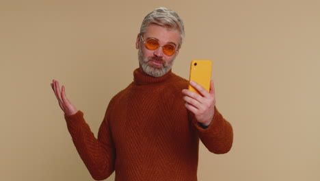 Middle-aged-man-traveler-blogger-taking-selfie-on-smartphone,-communicating-video-call-online-stream