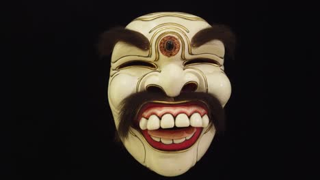 Balinesische-Topeng-Maske,-Nahaufnahme,-Schwarzer,-Unendlicher-Hintergrund,-Holzschnitzerei,-Kunst,-Indonesien,-Traditionelle-Theaterfigur,-Bali