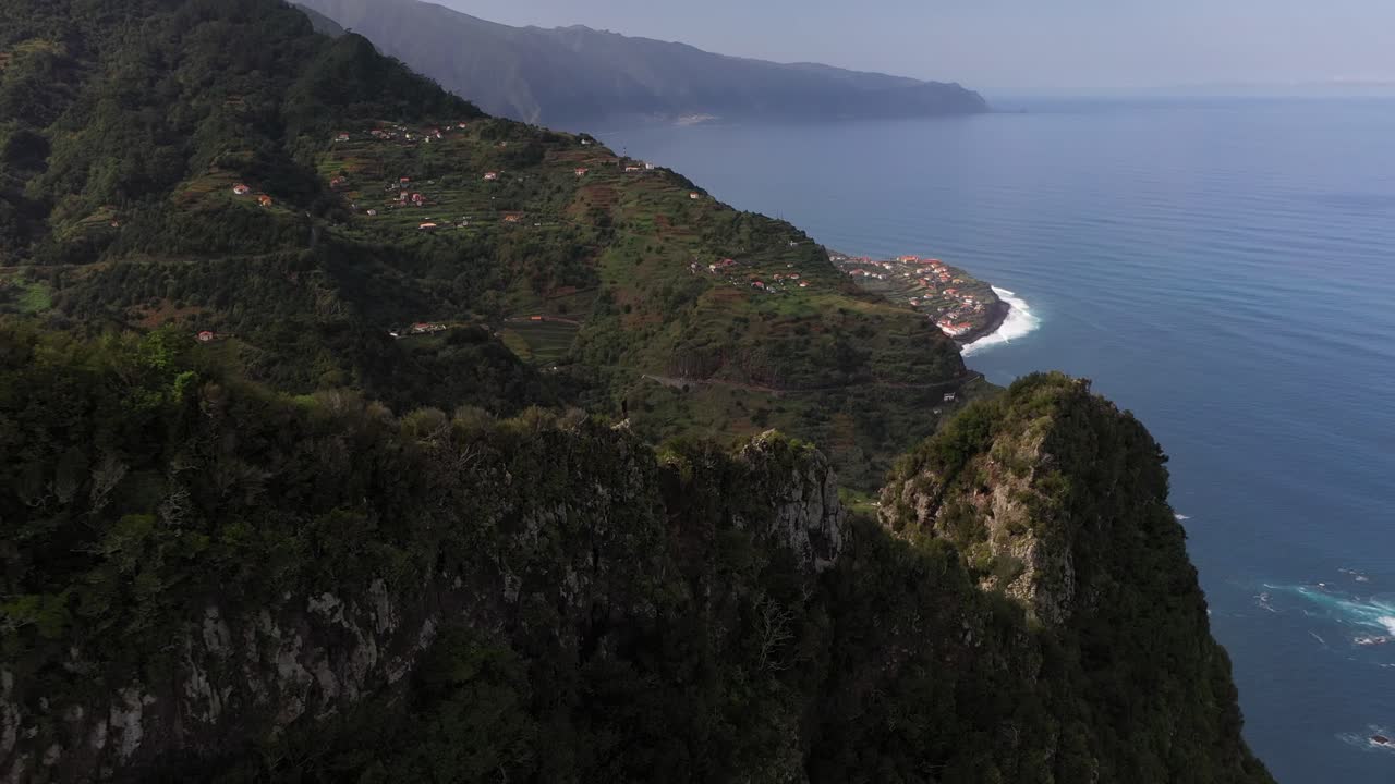 Clip drone che sorvola una cresta dove un uomo è in piedi da solo sul bordo, ammirando il paesaggio epico.