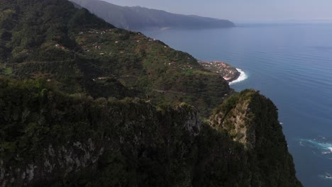 Drone-clip-flying-over-a-ridge-where-a-man-stands-alone-on-the-edge,-overlooking-the-epic-landscape