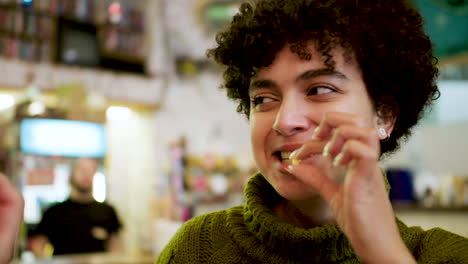 mujer joven en un bar