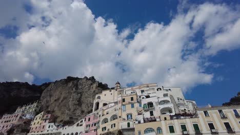 Nubes-Sobre-El-Acantilado-De-La-Ciudad-De-Positano-En-La-Costa-De-Amalfi,-Provincia-De-Salerno,-Italia