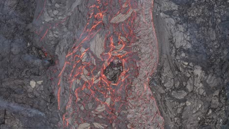 río de lava que fluye de la erupción de un volcán en el sur de islandia - vista superior