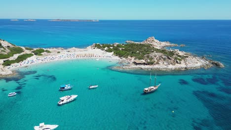 Barcos-En-La-Península-De-La-Playa-De-Punta-Millentis-En-Villasimius,-Cerdeña---Antena-4k