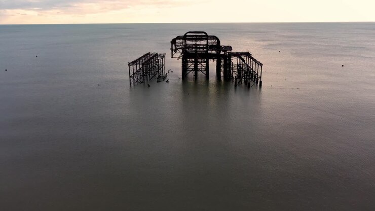 Il molo occidentale in rovina a Brighton, Inghilterra