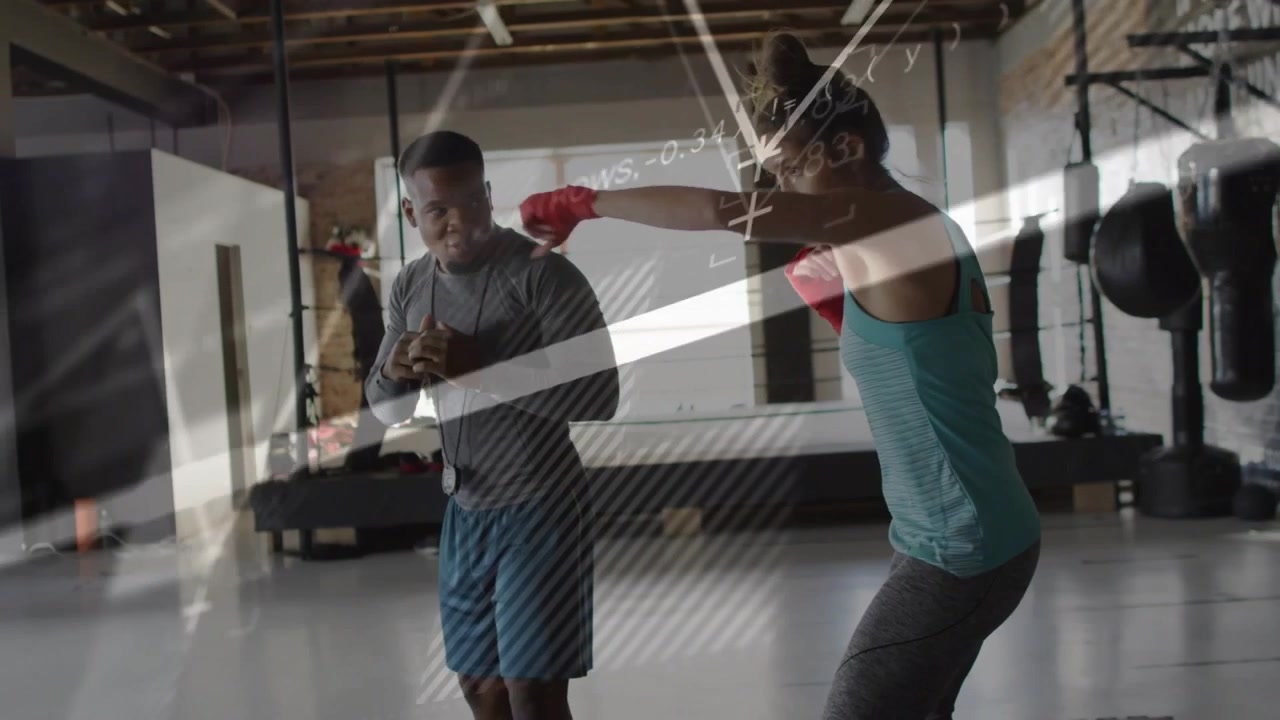 Treinador guiando trainee praticando jabs para melhorar a forma em academia de boxe, com sobreposições traçando bandagens vermelhas