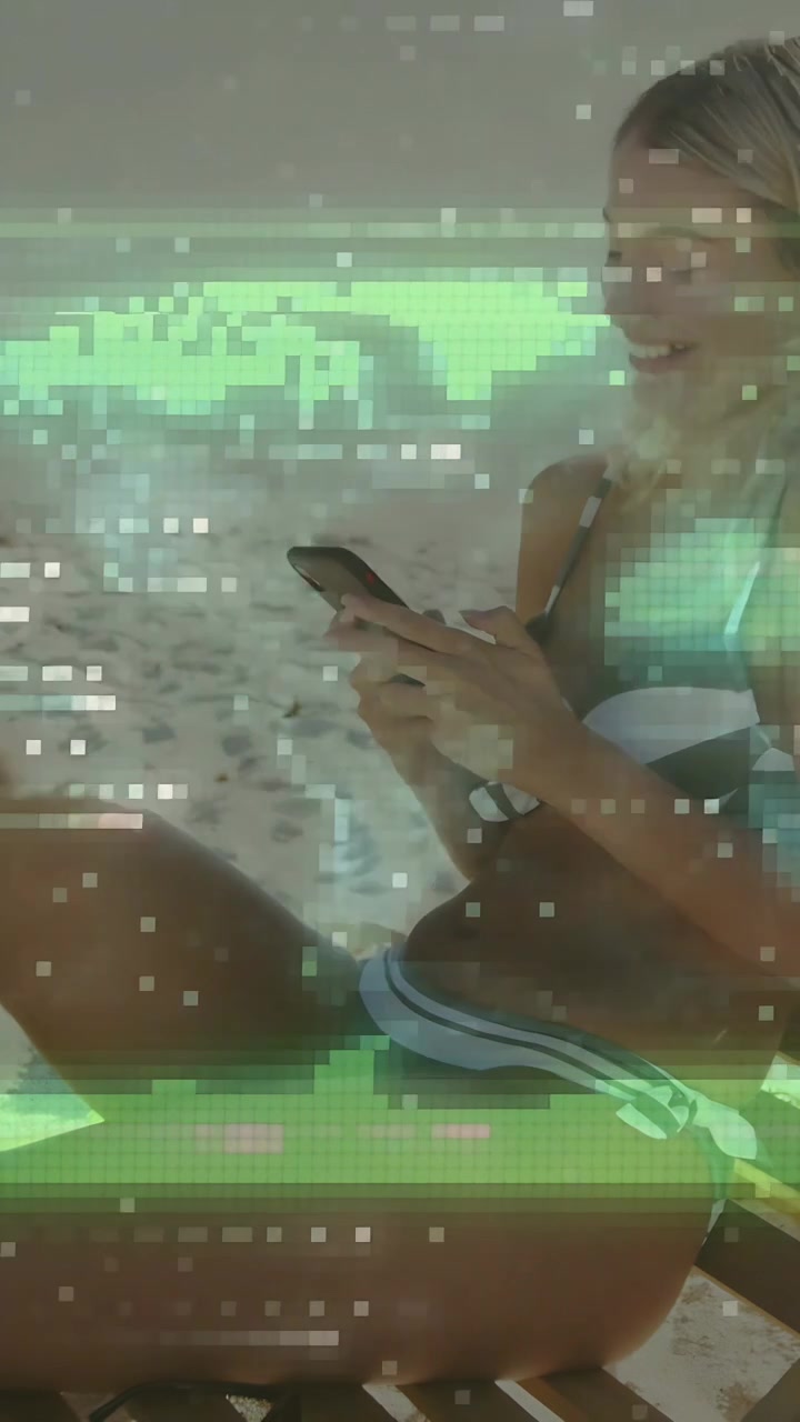Video verticale: Donna sdraiata in spiaggia che tocca il telefono scorrendo il feed social, con un glitch verde in sovrimpressione.
