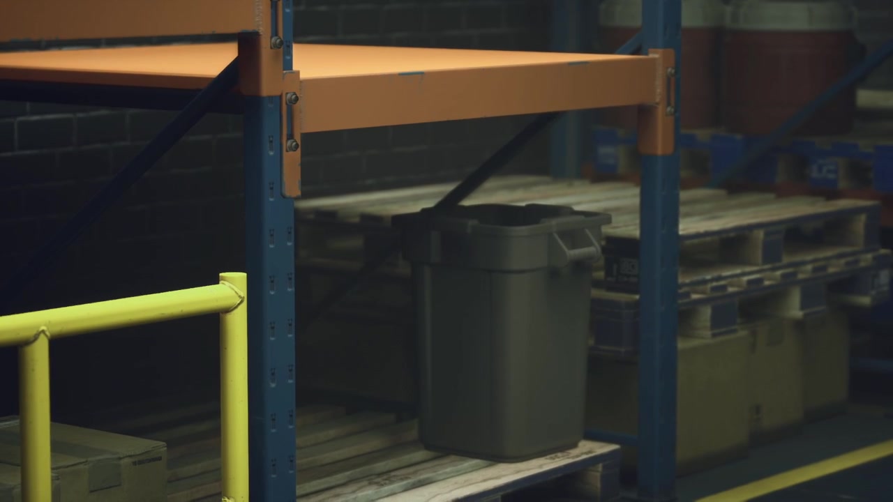 Høje metalhylder på en travl arbejdsplads med forskellige beholdere