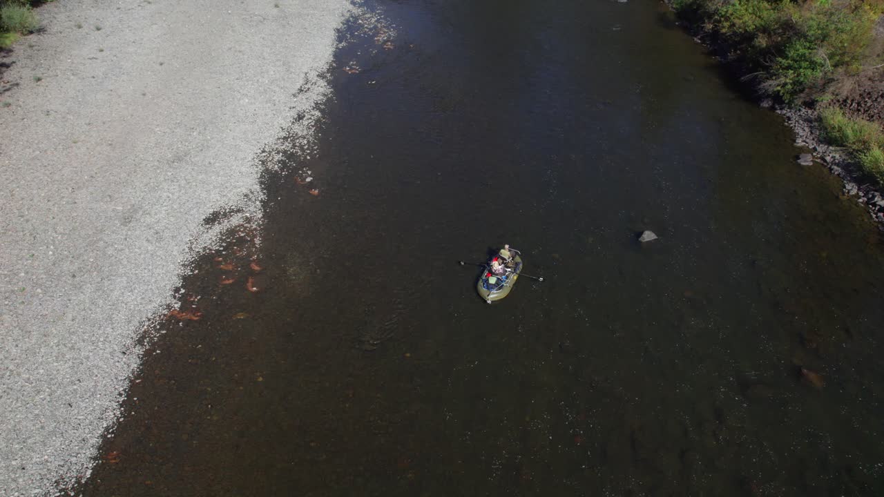 그란데 롱드 강에서 래프팅하는 남자와 여자를 확대하는 드론 샷