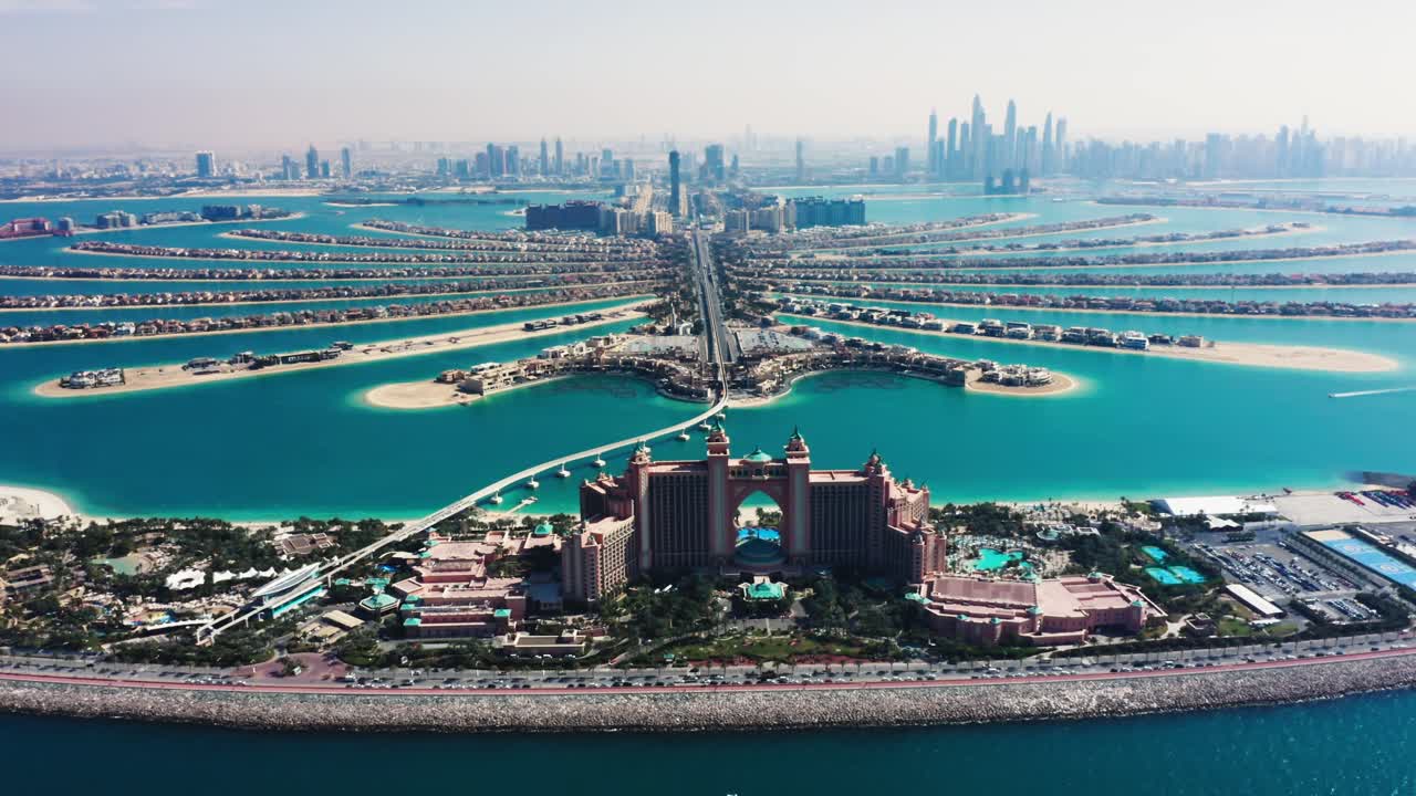 Video flycam thành phố Dubai vào ban ngày, khái niệm thành phố hiện đại với hệ thống nước và giao thông