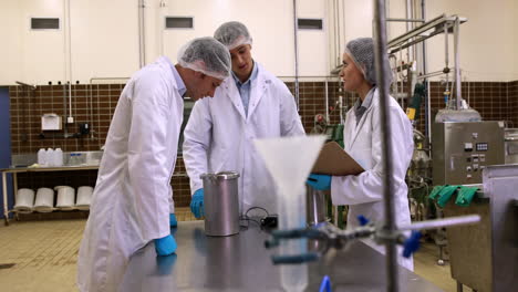 Tres-Trabajadores-De-La-Cervecería-Trabajando-Juntos-