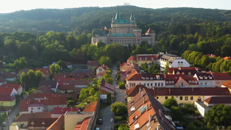 strzał z drona lecący nad miastem przed zamkiem duchów lub zamkiem bojnice na słowacji