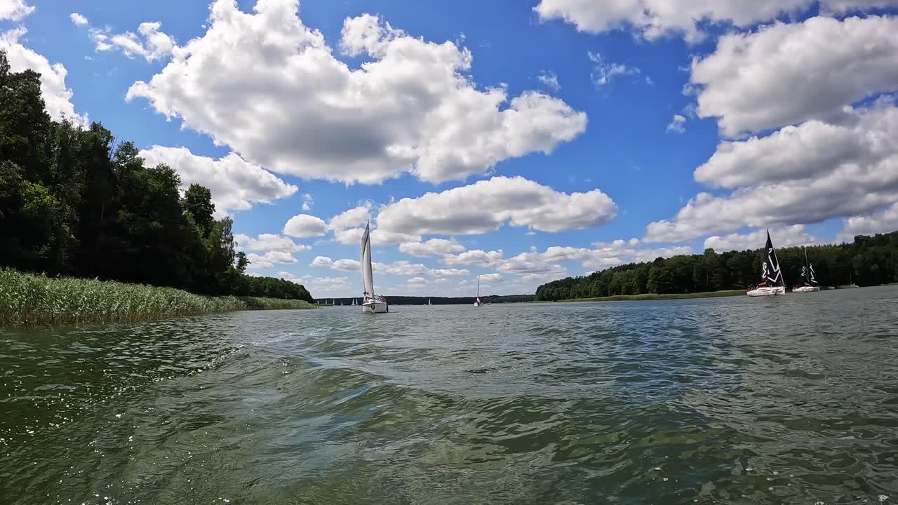 호수-1에서 세일링 요트로 저속 촬영