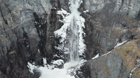 Schmelzender-Vetisfossen-Wasserfall-In-Norwegen-Im-Frühling