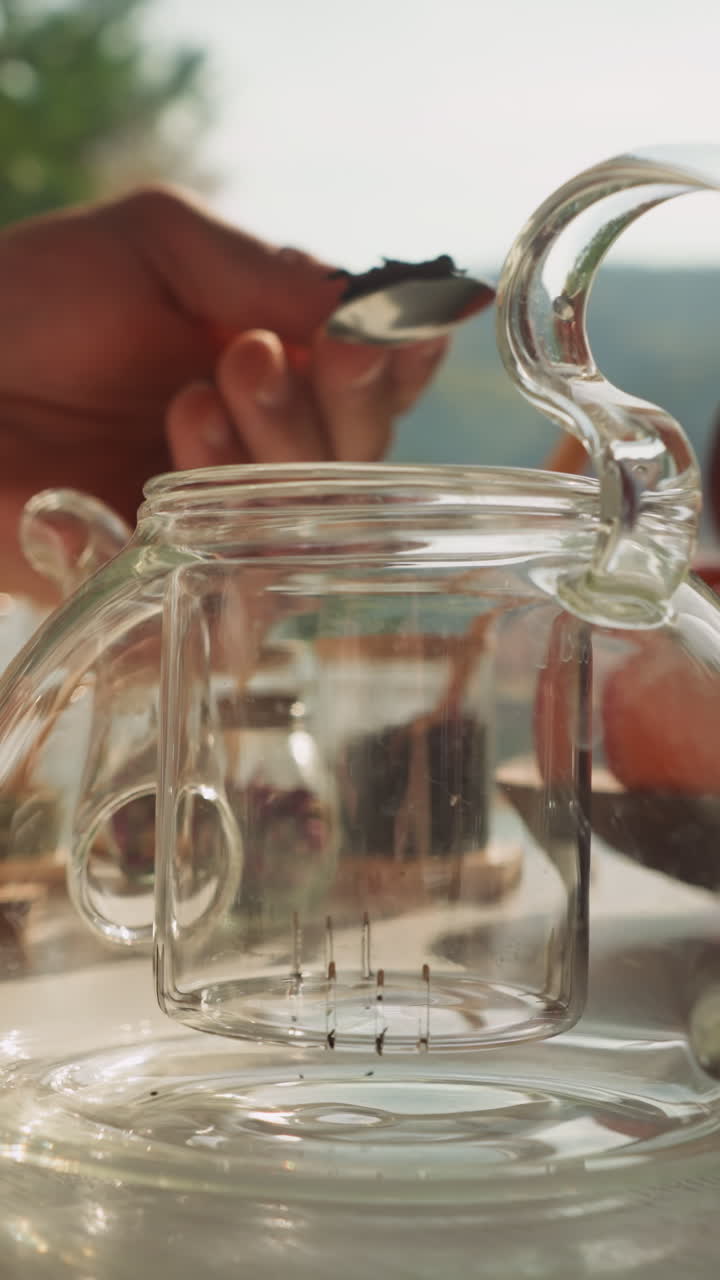 남편은 차병에 건조한 차 혼합물을 부어주고, 사랑스러운 남자친구는 휴가 중 아침 식사로 사랑하는 가족을 위해 차를 만들고, 의식을 위해 차 액세서리를 준비합니다.