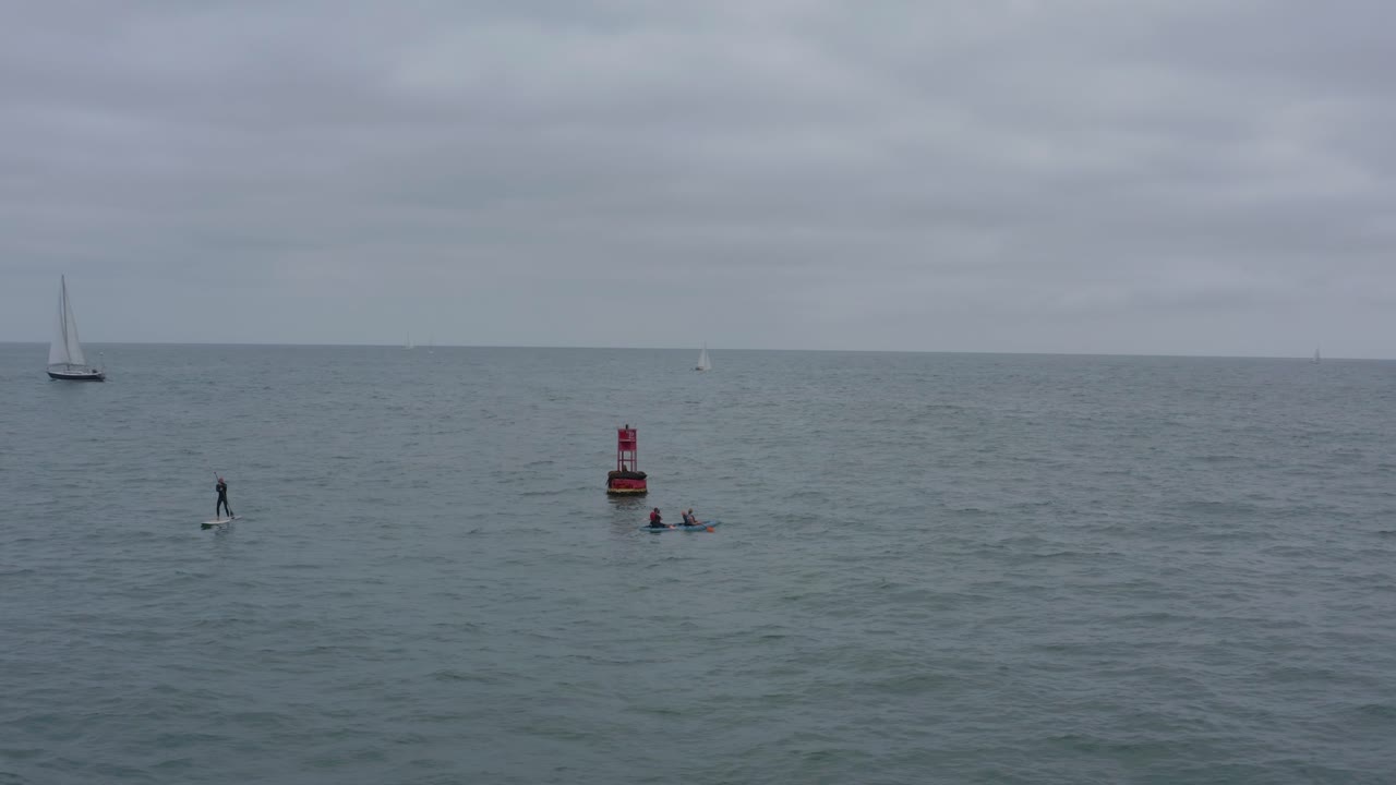 un hermoso disparo aéreo de drones, volando sobre personas que están cenando en el océano, dana point - condado de orange - california