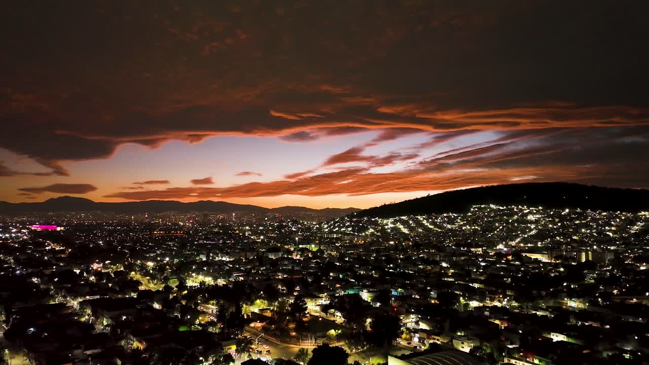tomada de grúa de la hermosa ciudad de méxico al atardecer, vista de la zona residencial