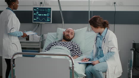 hombre enfermo descansando en la cama con un tubo de oxígeno hablando con el médico explicando el síntoma de la enfermedad