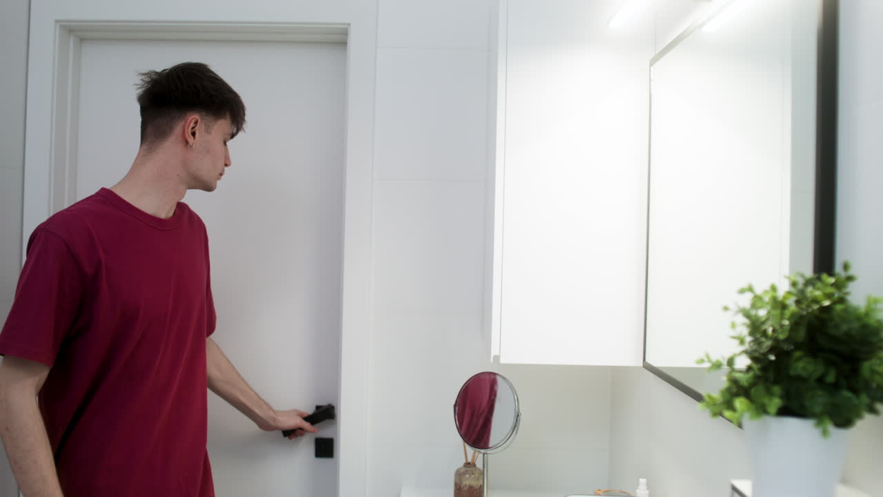 욕실에 들어가는 남자