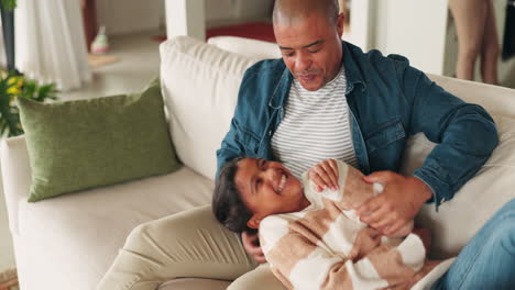 Hogar,-Familia-Y-Papá-Hacen-Cosquillas-En-La-Sala-De-Estar.