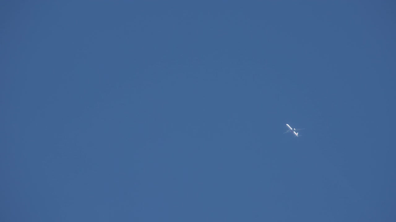 Aereo che vola alto nel cielo blu