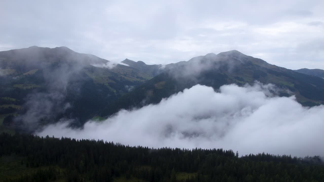 안개 가 가득 한 산악 풍경