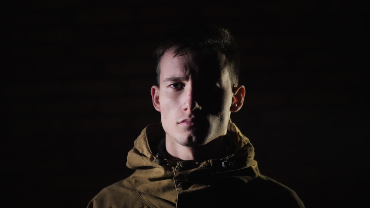 명암 대비의 젊은 남자의 초상