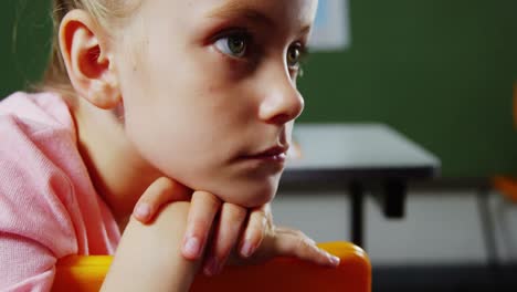 Verärgertes-Mädchen,-Das-In-Der-Schule-Im-Klassenzimmer-Sitzt