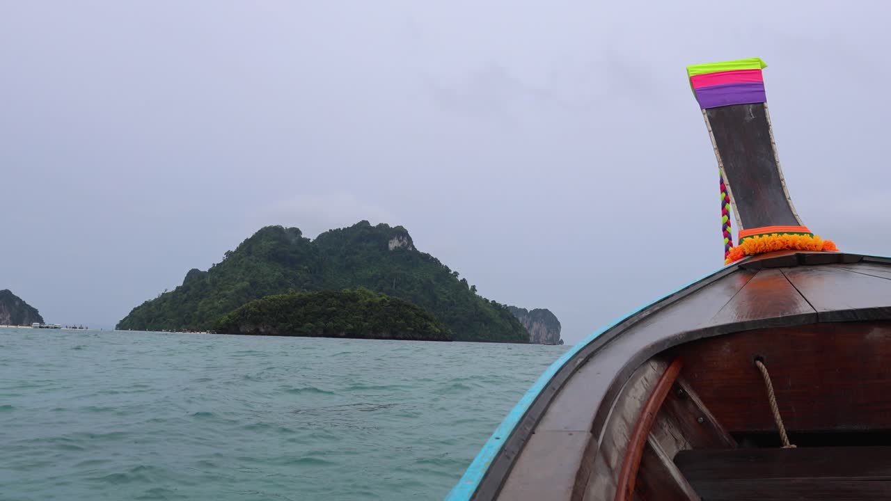 열대 섬을 가로질러 긴 리 보트 여행