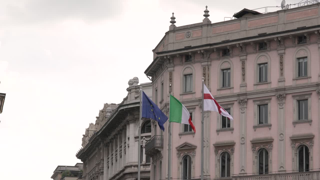 밀라노 중심에 있는 고대 궁전의 바람에 이탈리아, 유럽, 밀라노 깃발