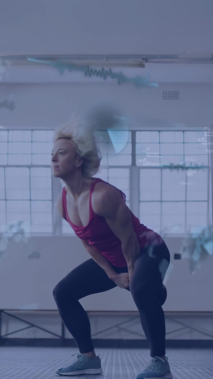 Video verticale: Donna che abbassa un kettlebell oscillando in uno squat in palestra, con sovrapposizioni che guidano l'allenamento.