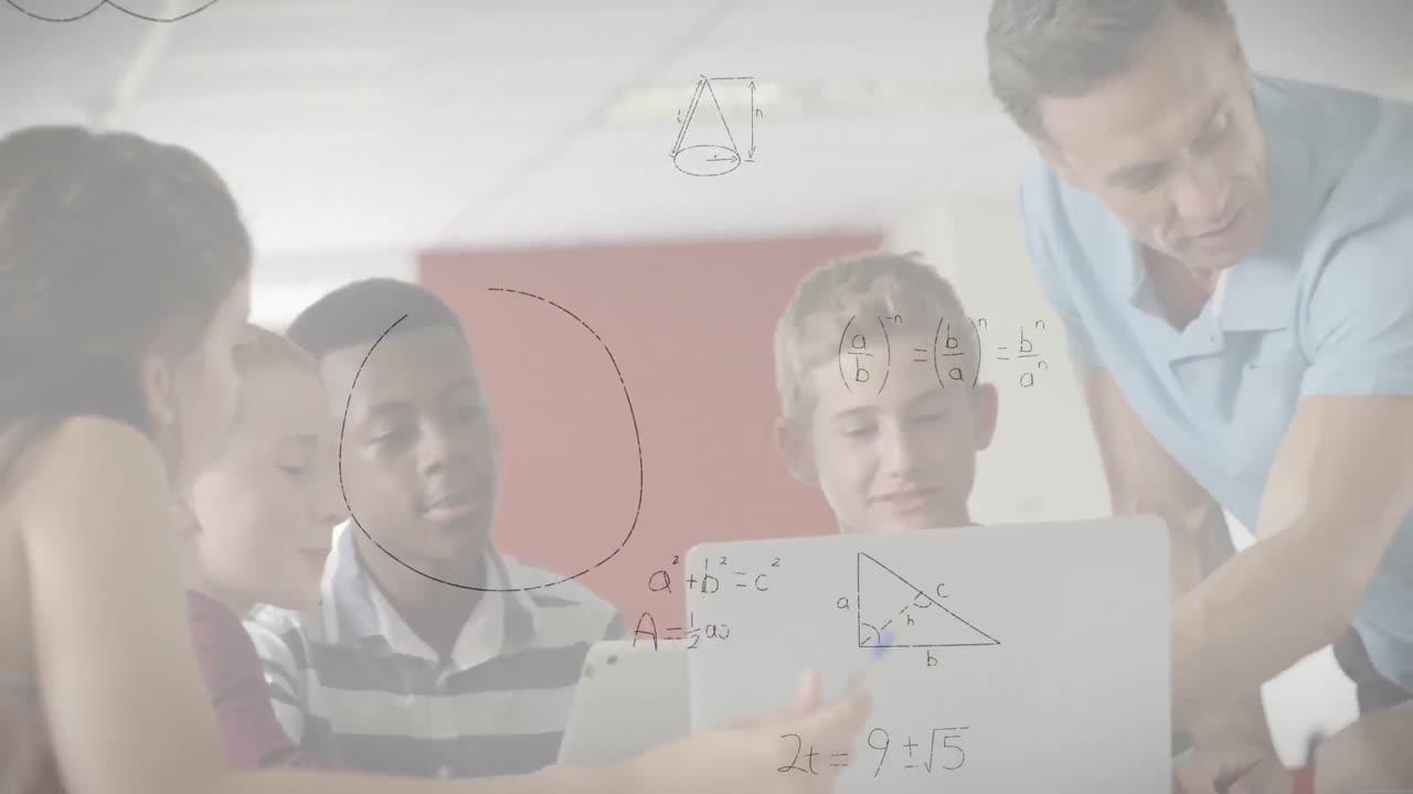 математические уравнения, плавающие против белого мужского учителя, обучающего студентов с помощью ноутбука