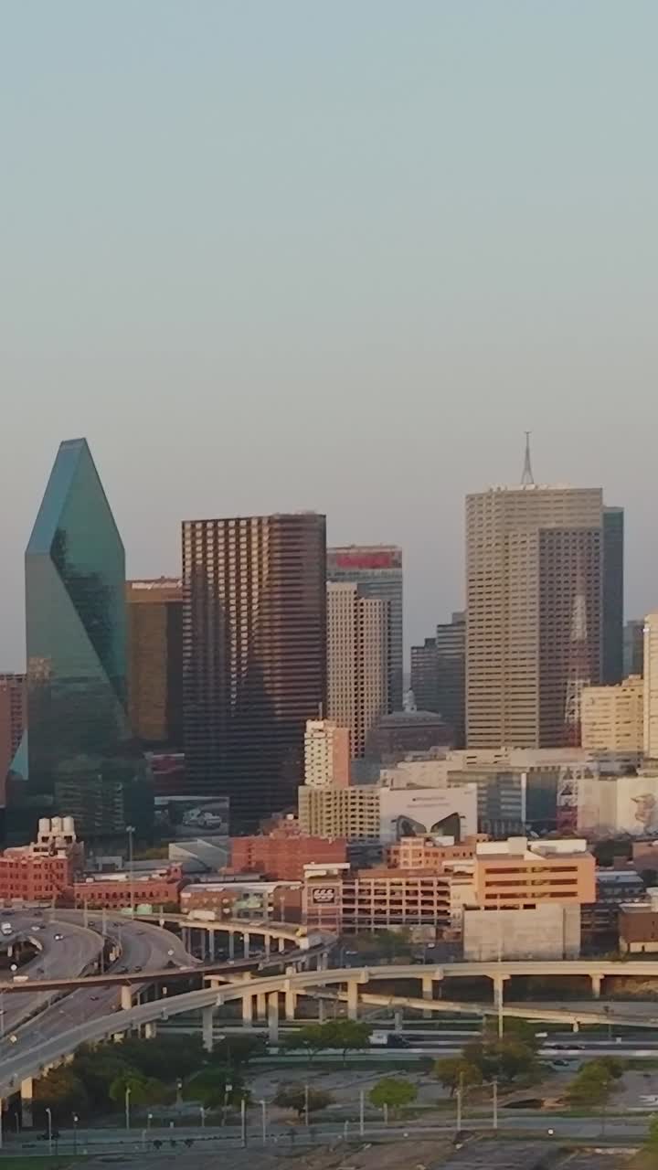 Vista del centro di Dallas al tramonto, con skyline della città e autostrada sottostante