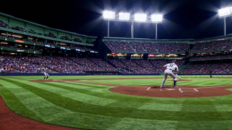 Video con inquadratura dal basso di una partita di baseball di notte, che cattura l'azione dinamica e lo stadio vivace