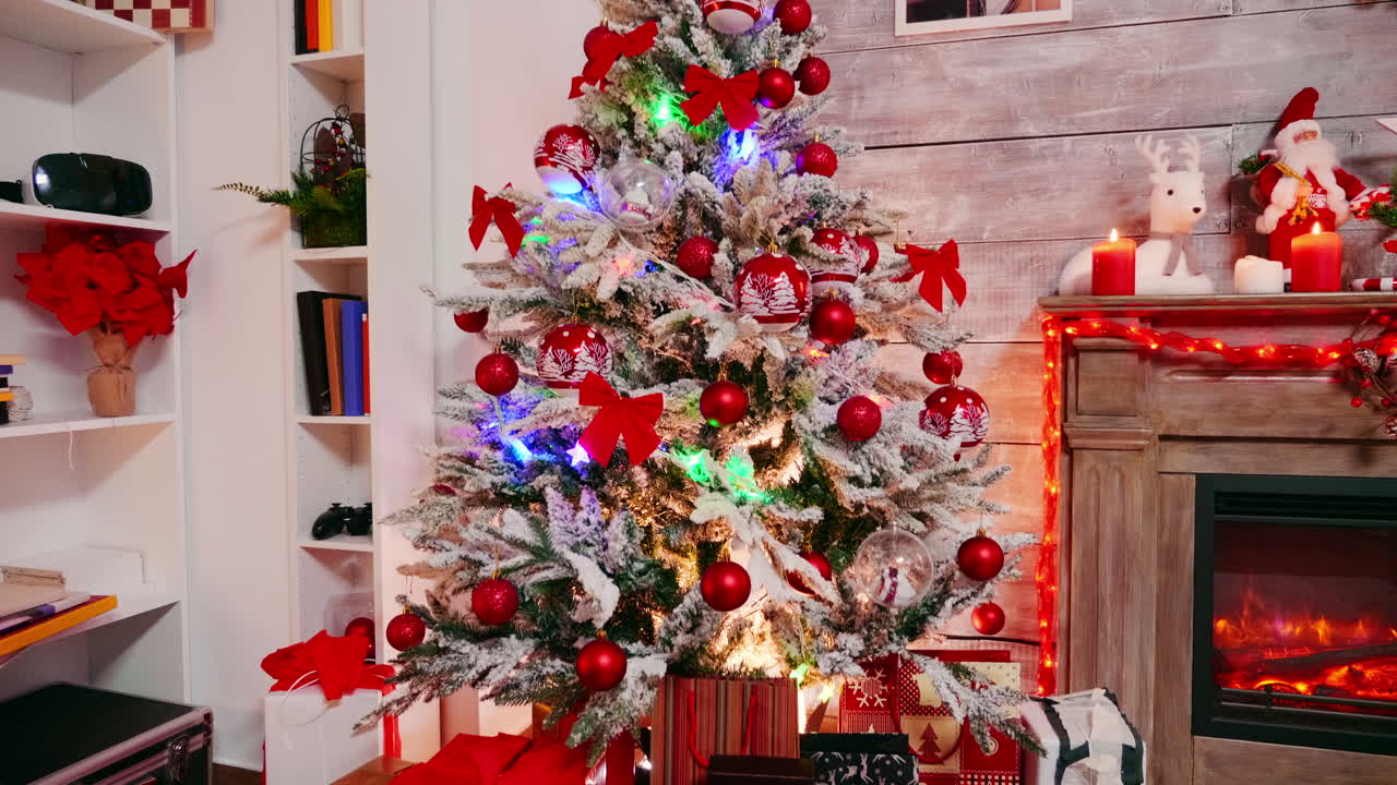 cajas de regalos rojas bajo el árbol de navidad para las vacaciones de invierno