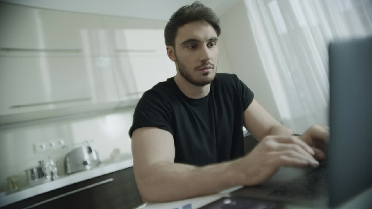 Uomo felice che parla al cellulare a casa. Ritratto di uomo d'affari sorridente.
